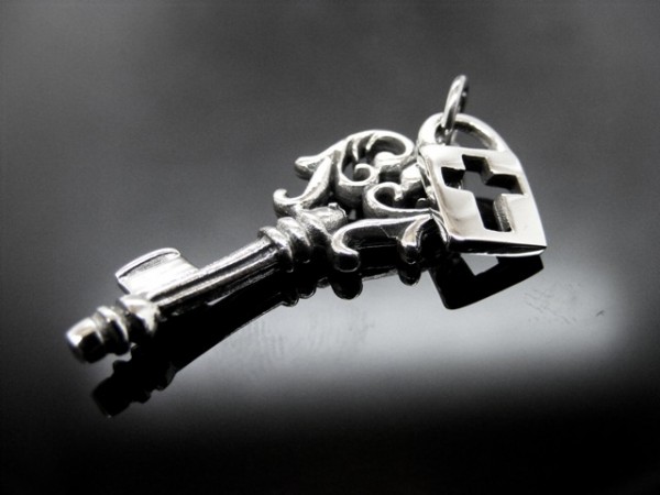 Schlüssel mit Kreuz
